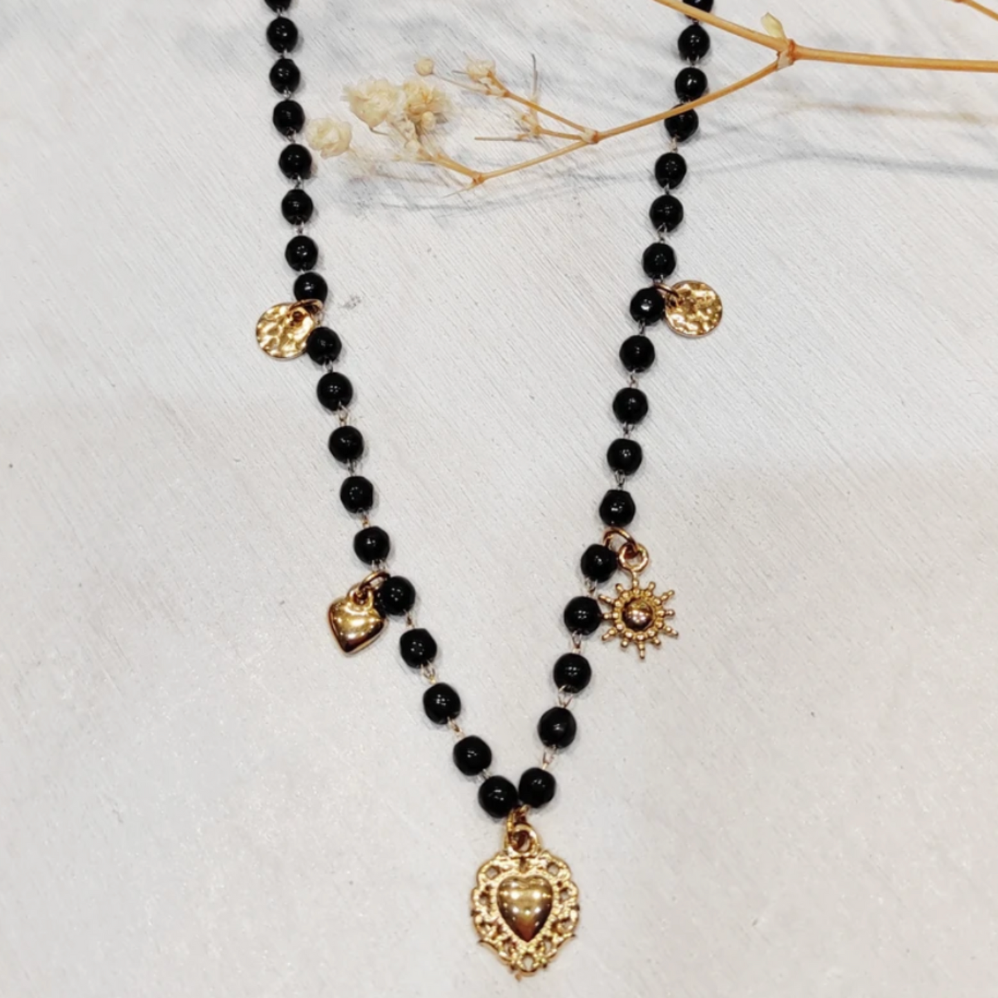 đ Collier Haina avec Perles de Couleur et Charms