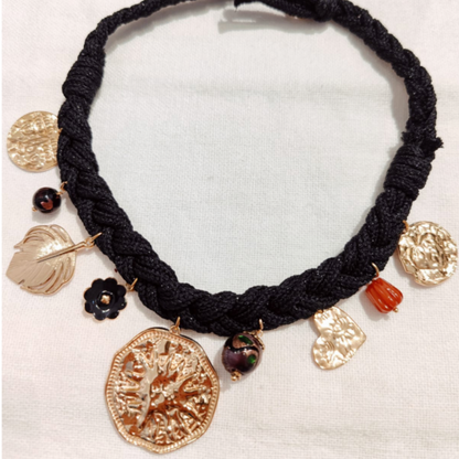 Collier corde breloques noir doré