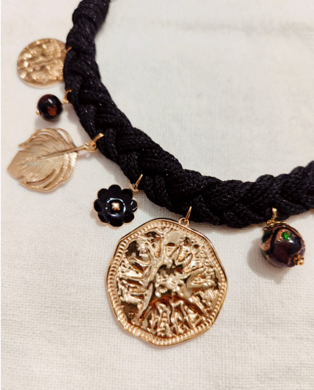 Collier corde breloques noir doré
