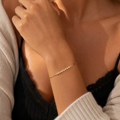 Bracelet fin doré à éclat cristallin
