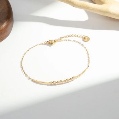 Bracelet fin doré à éclat cristallin